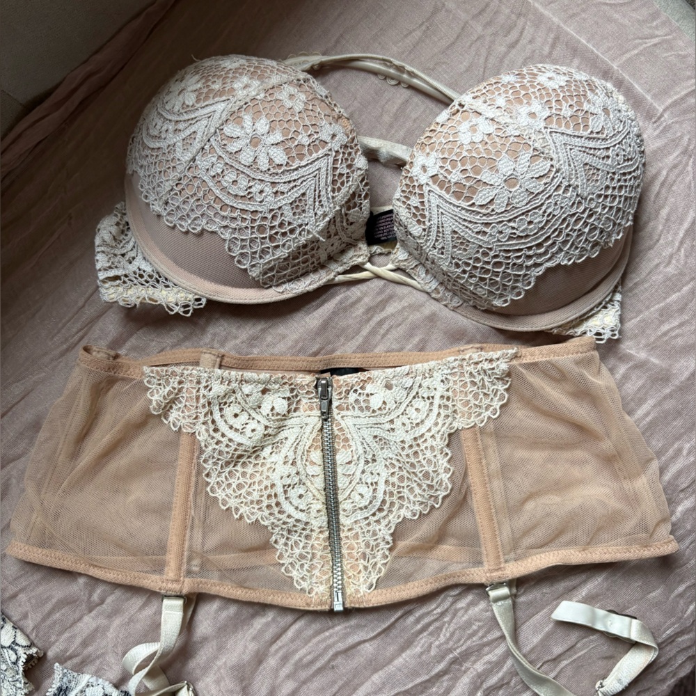 Victorias Secret Incredible Bra and Garter Belt Set 32B XS/S